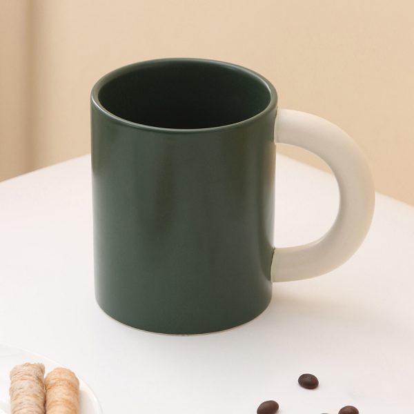 Simple and chubby contrasting color mugs