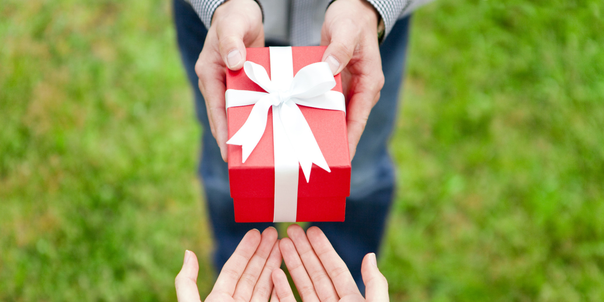What kind of gifts should be prepared for friends and colleagues, and how is it appropriate to give them? Gift giving guide